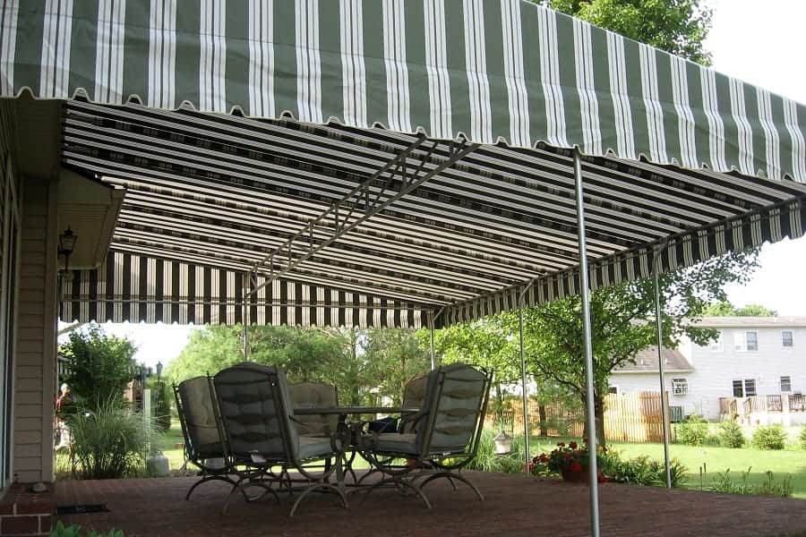 How to Make a Shade Canopy With a Tarp